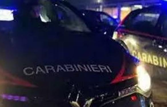 Auto in fiamme nella notte in via Meucci, danneggiata la facciata di un’abitazione