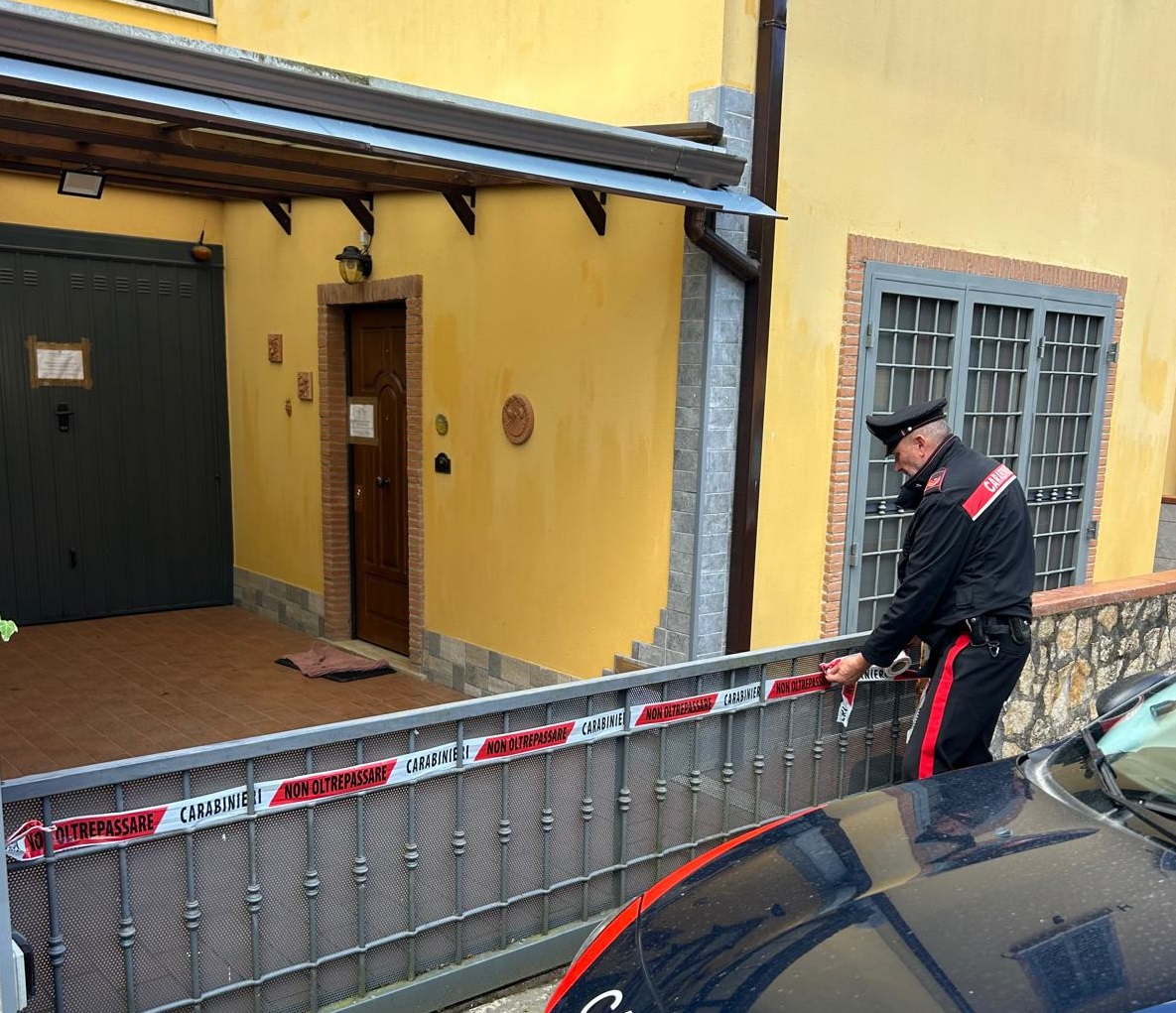Cerca di strangolare e accoltellare la compagna, arrestato un uomo di 72 anni