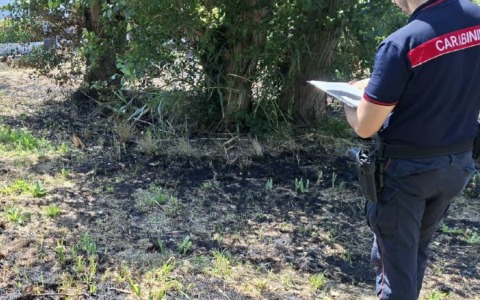Incendio di sterpaglie per pulire il terreno, denunciato il trasgressore