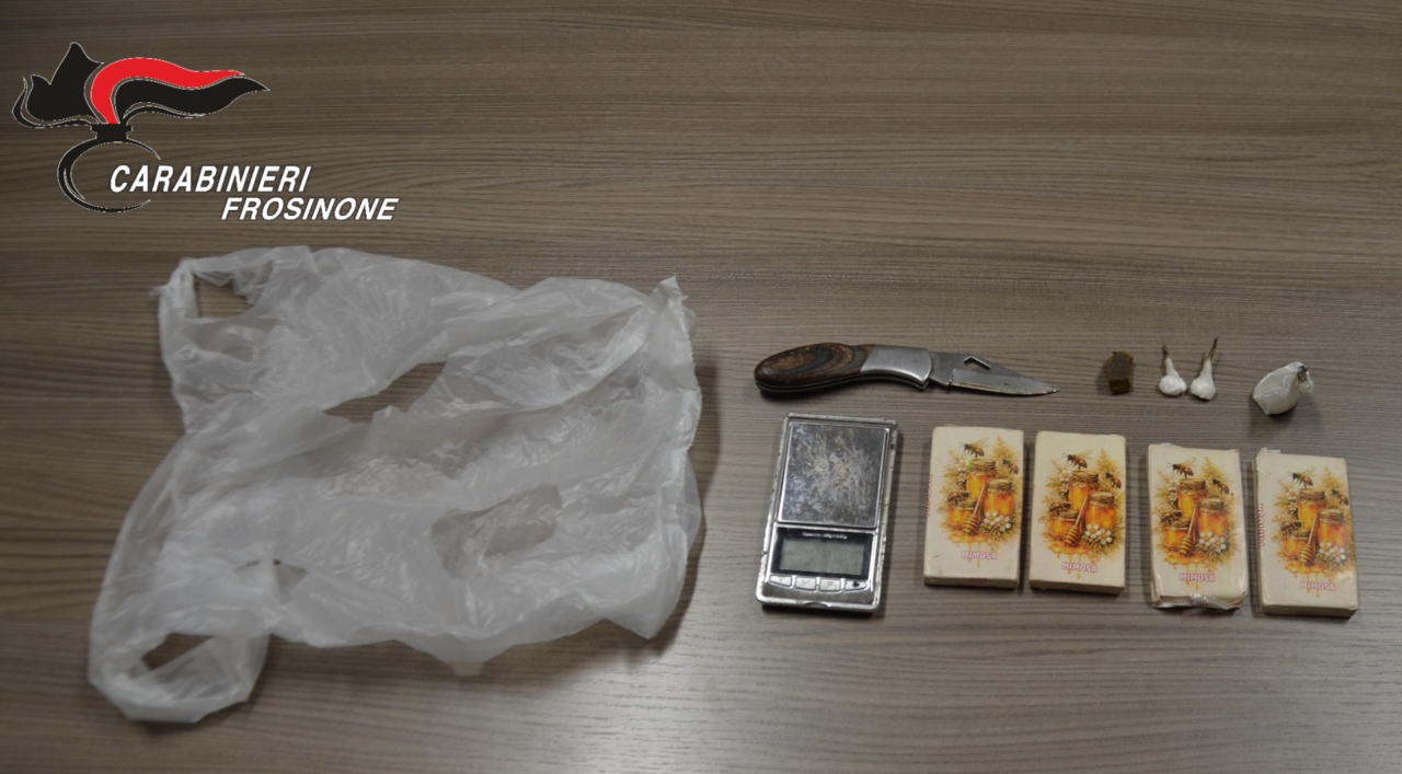 Disturba i passanti e viene fermato dai carabinieri, trovato con cocaina e hashish in casa