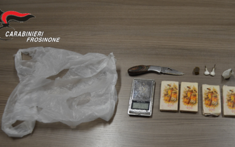 Disturba i passanti e viene fermato dai carabinieri, trovato con cocaina e hashish in casa