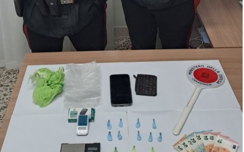 Tenta la fuga ma viene fermato, in casa aveva hashish e materiale per lo spaccio