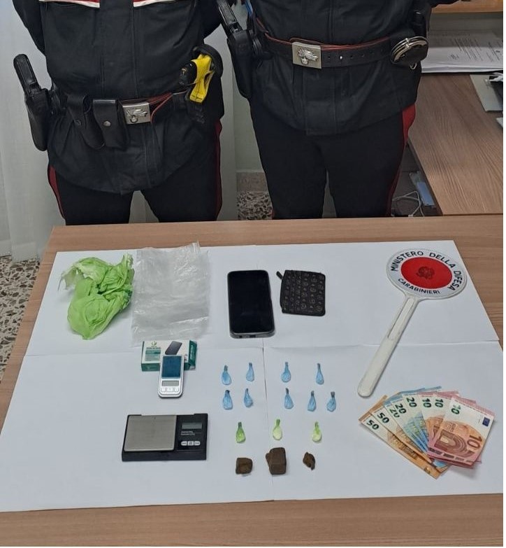 Tenta la fuga ma viene fermato, in casa aveva hashish e materiale per lo spaccio