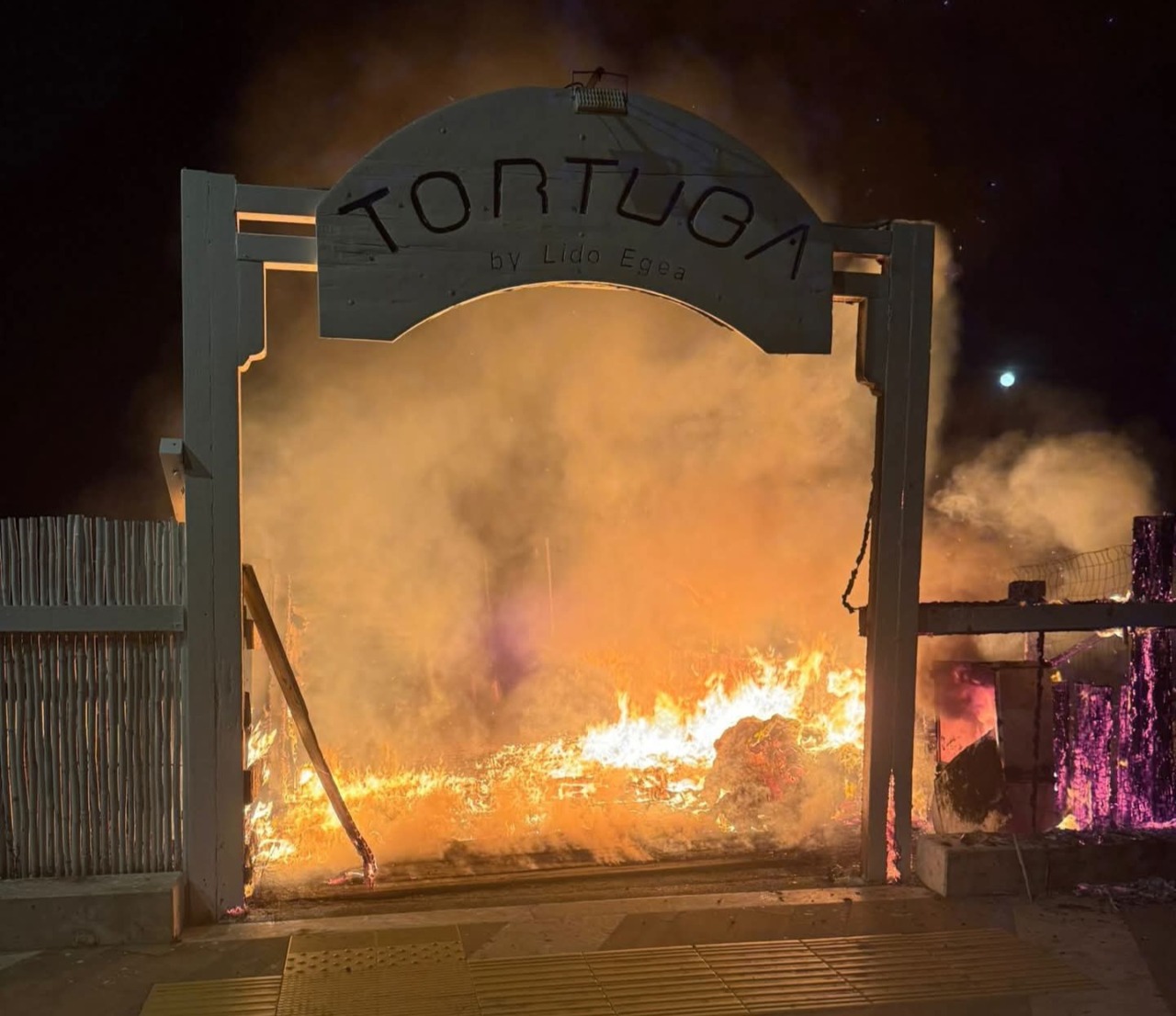 A fuoco la passerella dello stabilimento balneare Tortuga. IMMAGINI / FOTO
