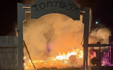 A fuoco la passerella dello stabilimento balneare Tortuga. IMMAGINI / FOTO