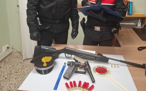 In casa con pistola artigianale e munizioni, arrestato 54enne