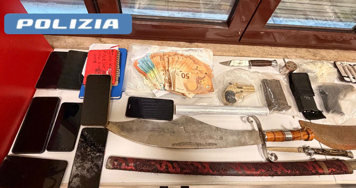 Operazione “Pac-Man”, armi, esplosivi e droga. Blitz della polizia, 16 arresti