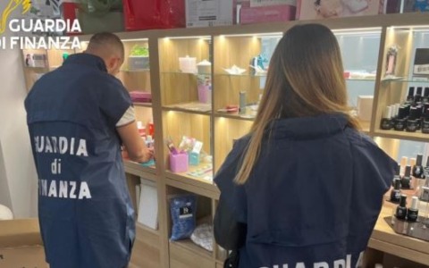 Maxi sequestro della Guardia di Finanza, oltre 13 mila prodotti estetici irregolari ritirati dal mercato