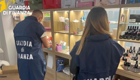 Maxi sequestro della Guardia di Finanza, oltre 13 mila prodotti estetici irregolari ritirati dal mercato