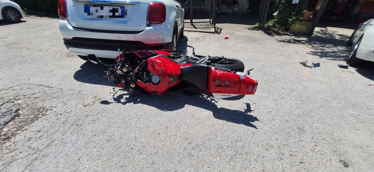 Perde il controllo della moto e finisce contro un muro, morto un giovane di 32 anni