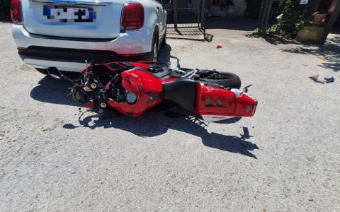 Perde il controllo della moto e finisce contro un muro, morto un giovane di 32 anni
