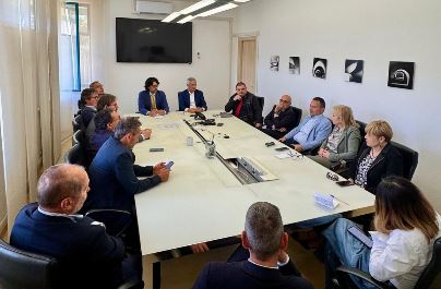 Rifiuti, confronto istituzionale con l’assessore regionale Ghera per il rilancio del servizio. LE INTERVISTE