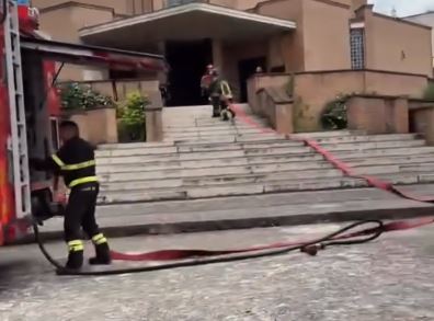 Fiamme nella chiesa di San Bartolomeo, paura e danni