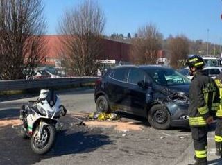 Scontro auto-moto: morto un uomo, grave il figlio