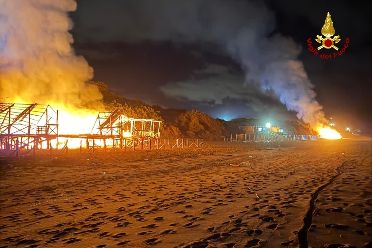 Attentato sul lungomare, incendiati tre chioschi. Il Sindaco si appella al Prefetto. VIDEO