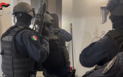 Traffico internazionale di droga, armi, estorsione e ricettazione: 19 arresti. I NOMI / VIDEO / INTERVISTE