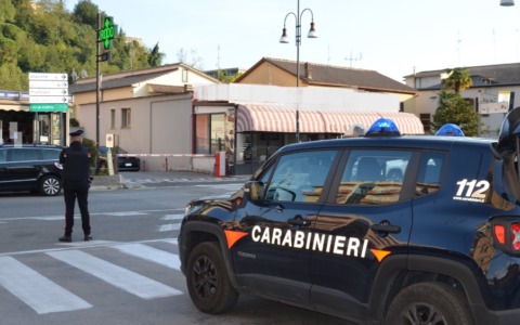 Ruba il portafogli ad una signora mentre posa le borse della spesa nella macchina