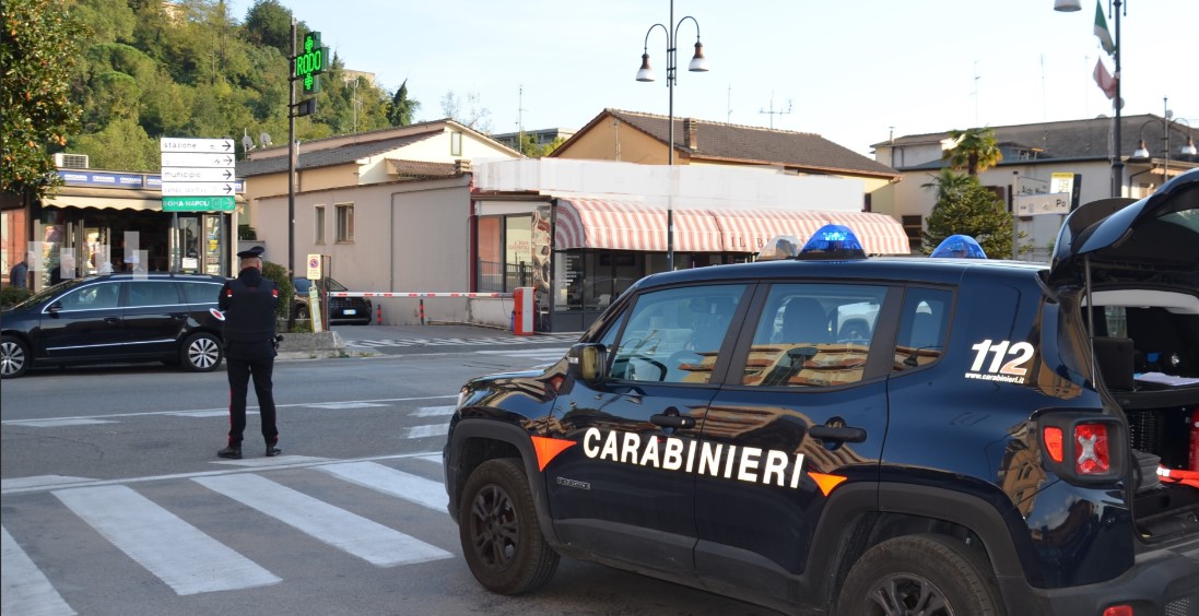 Ruba il portafogli ad una signora mentre posa le borse della spesa nella macchina