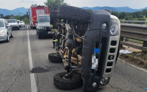 Auto fuori strada, due feriti