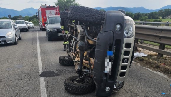 Auto fuori strada, due feriti