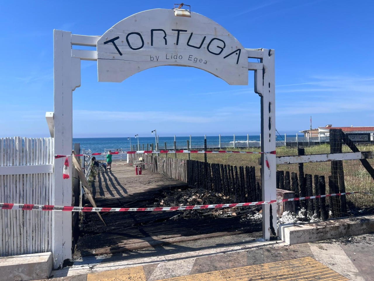 A fuoco lo stabilimento balneare Tortuga