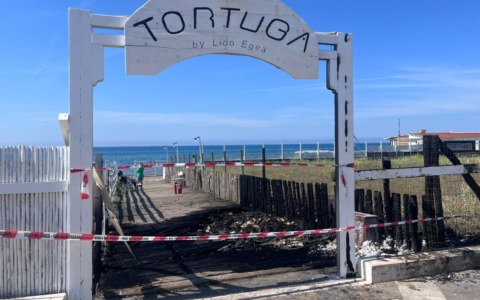 A fuoco lo stabilimento balneare Tortuga
