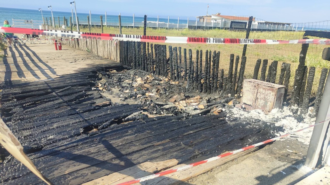 A fuoco la passerella dello stabilimento balneare Tortuga. IMMAGINI / FOTO