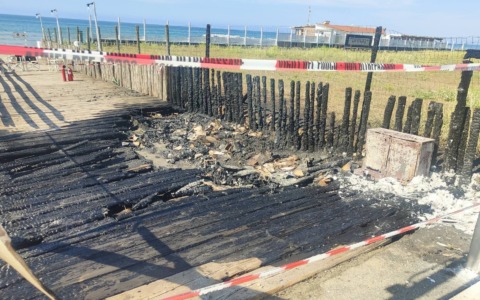 Fiamme dolose al Tortuga: piromane ripreso dalle telecamere lascia una tanica sul posto