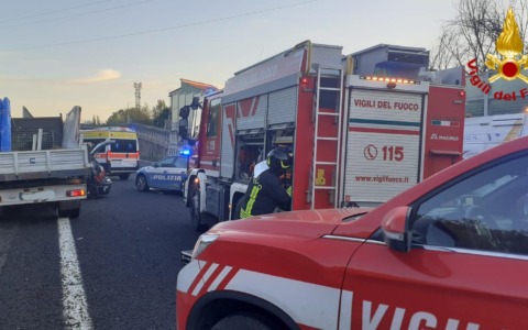 Tamponamento in autostrada, circolazione rallentata in direzione sud