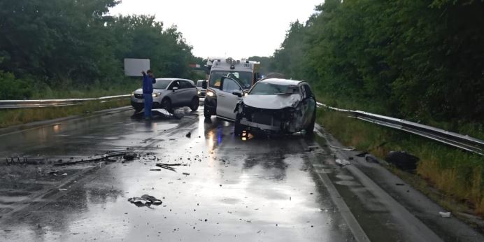 Auto contro un autocarro, ferito gravemente un uomo/FOTO