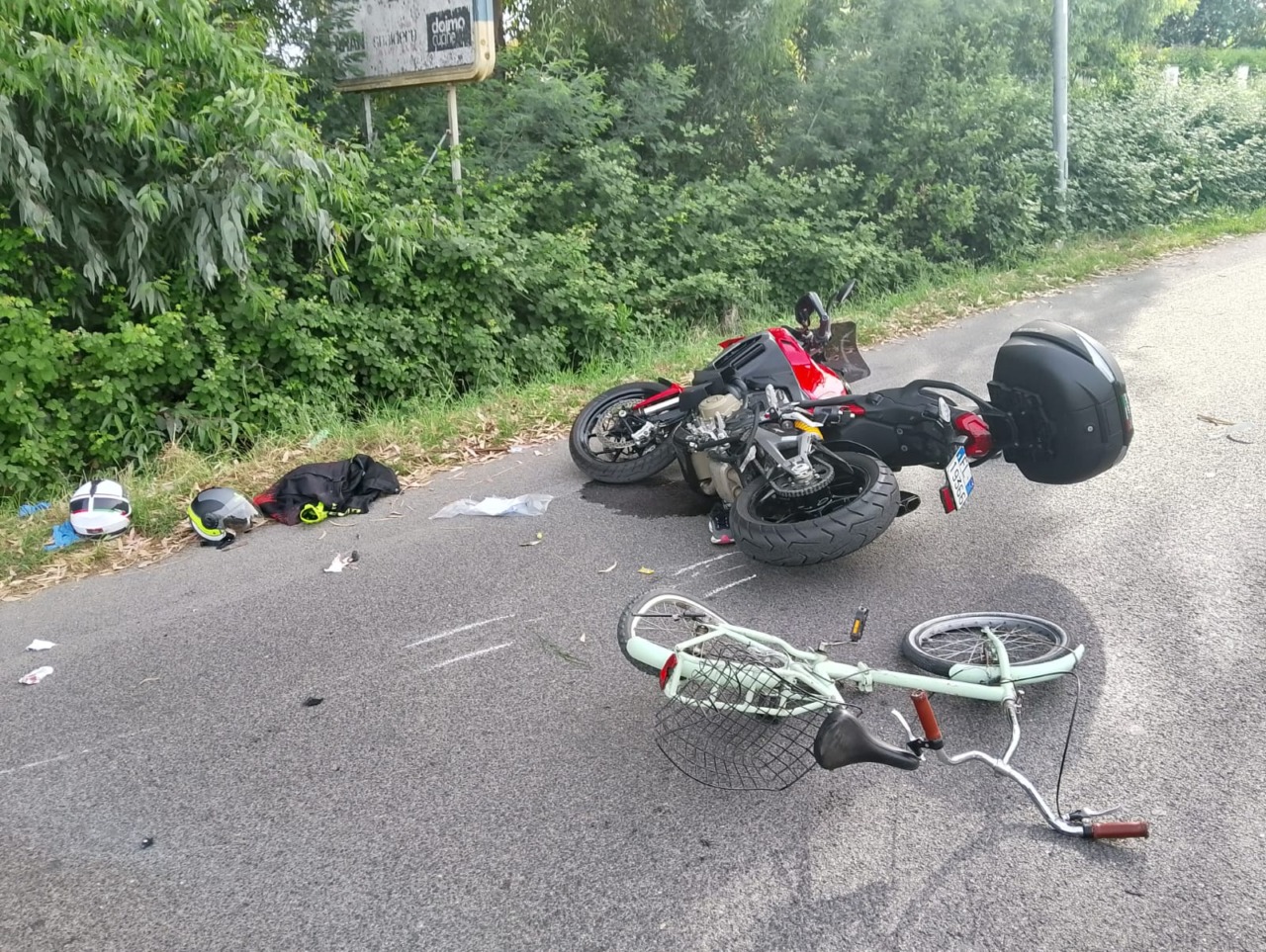 Scontro tra moto e bici in via Piave, centauro elitrasportato nella Capitale. LE IMMAGINI