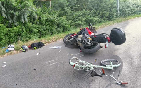 Scontro tra moto e bici in via Piave, centauro elitrasportato nella Capitale. LE IMMAGINI