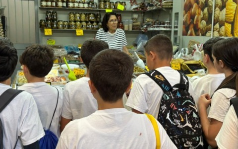 Giovani studenti visitano il mercato annonario