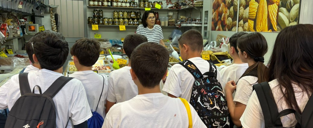 Giovani studenti visitano il mercato annonario