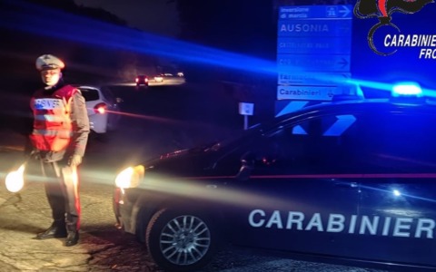 Minacce, danneggiamento e lesioni in un bar, denunciato un uomo di 28 anni