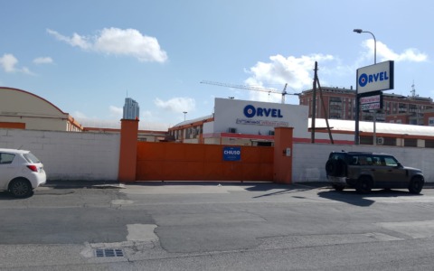 Blatte e sporcizia diffusa, chiuso il supermercato Orvel