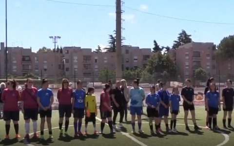 In campo contro le discriminazioni, Carolina Morace dà il calcio d’inizio