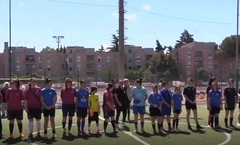 In campo contro le discriminazioni, Carolina Morace dà il calcio d’inizio
