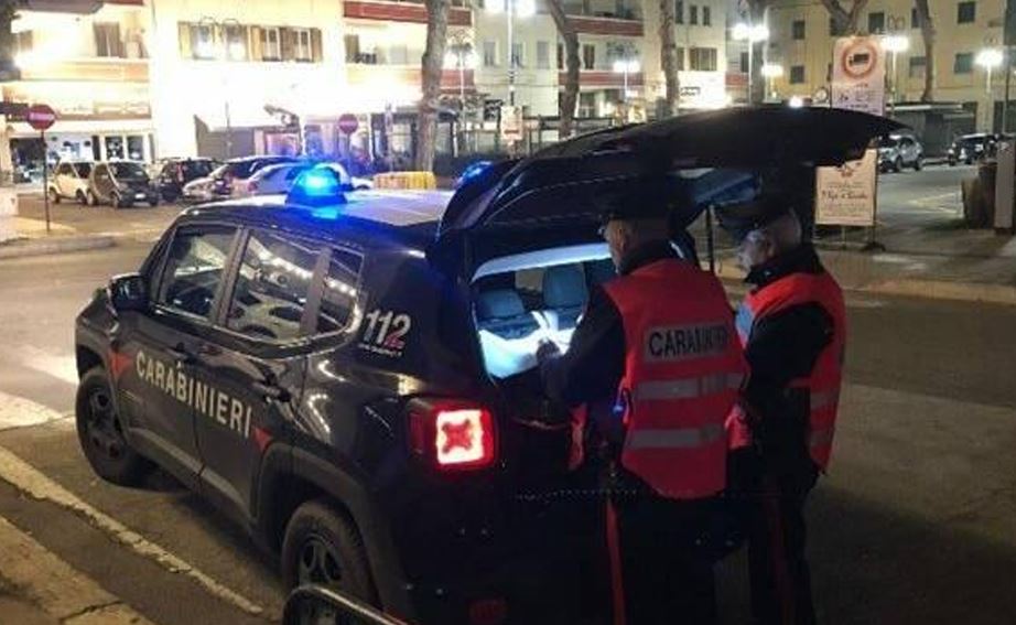 In giro di notte con l’auto rubata e la pistola carica, arrestato a 80 anni