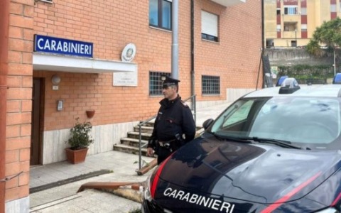 Si fingono corrieri per rapinare le poste, un arresto