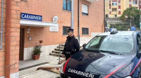 Si fingono corrieri per rapinare le poste, un arresto
