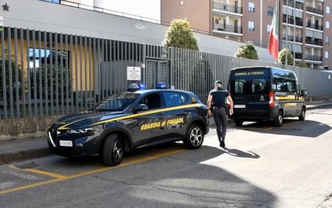 Fatture false e frode nella media distribuzione, 13 indagati