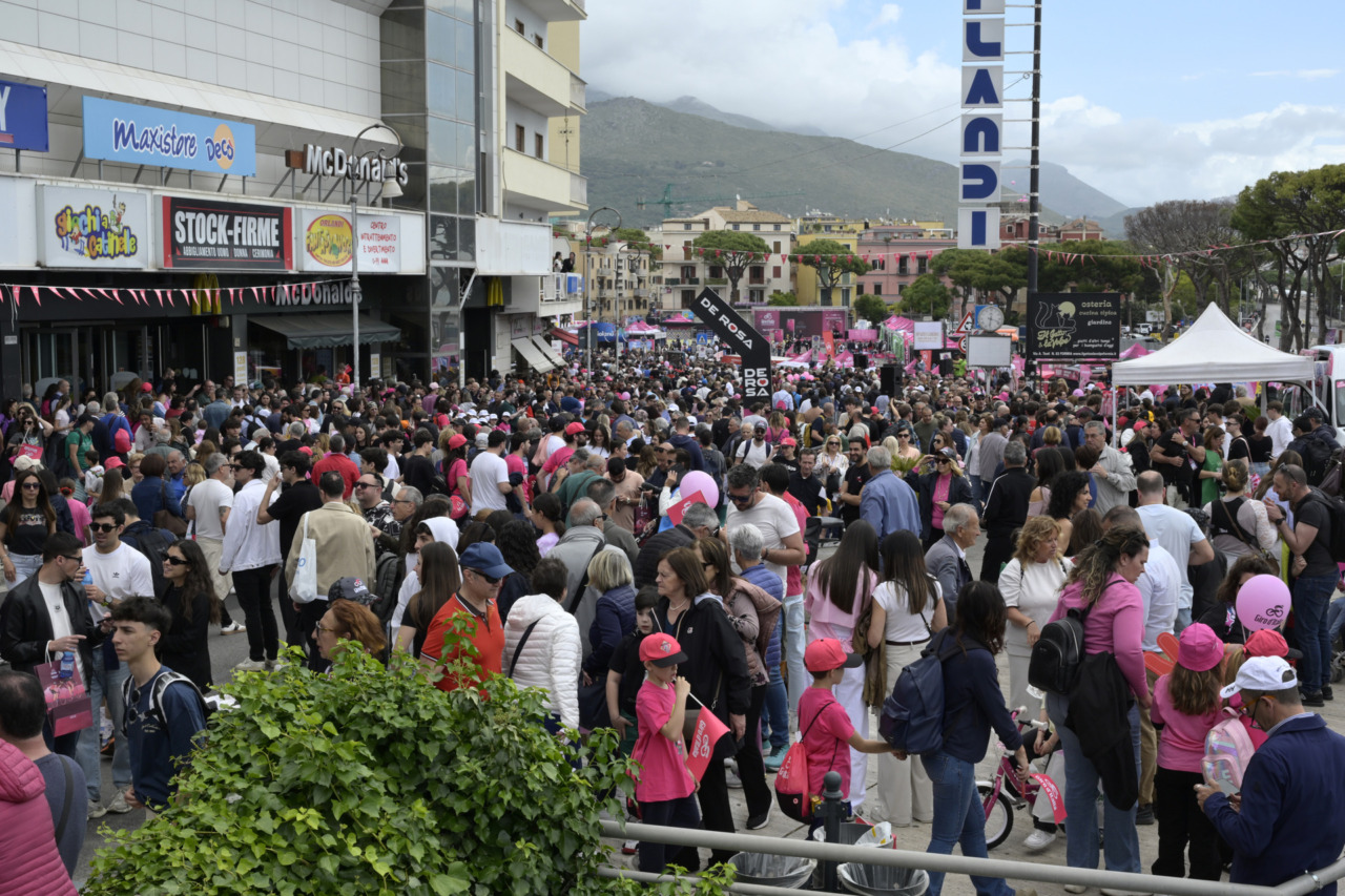 Giro d’Italia, città in festa per la carovana rosa dopo 52 anni