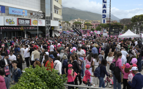 Giro d’Italia, città in festa per la carovana rosa dopo 52 anni