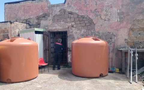 Sequestro sull’isola di Santo Stefano per abusi e amianto