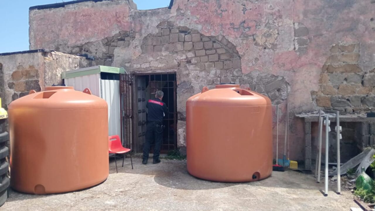Sequestro sull’isola di Santo Stefano per abusi e amianto