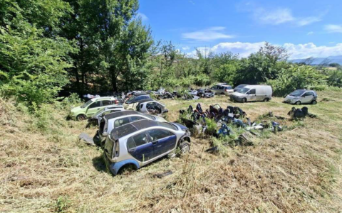 Sequestrata discarica di auto smontate e motori