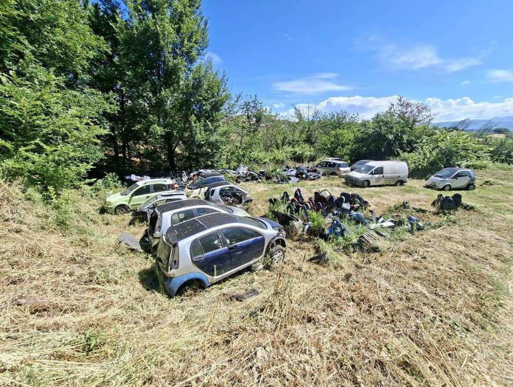 Sequestrata discarica di auto smontate e motori