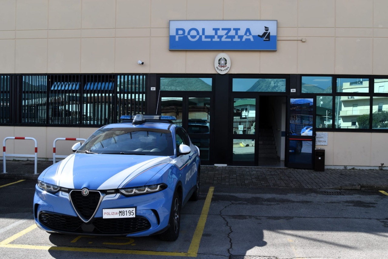 Investe un ciclista e si allontana senza prestare soccorso: denunciato dalla Polizia di Stato