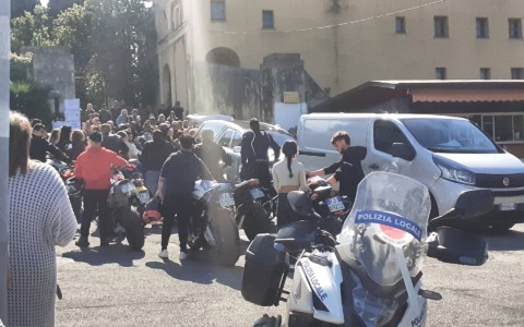 Il commosso ultimo abbraccio ad Alessio Alberelli. VIDEO